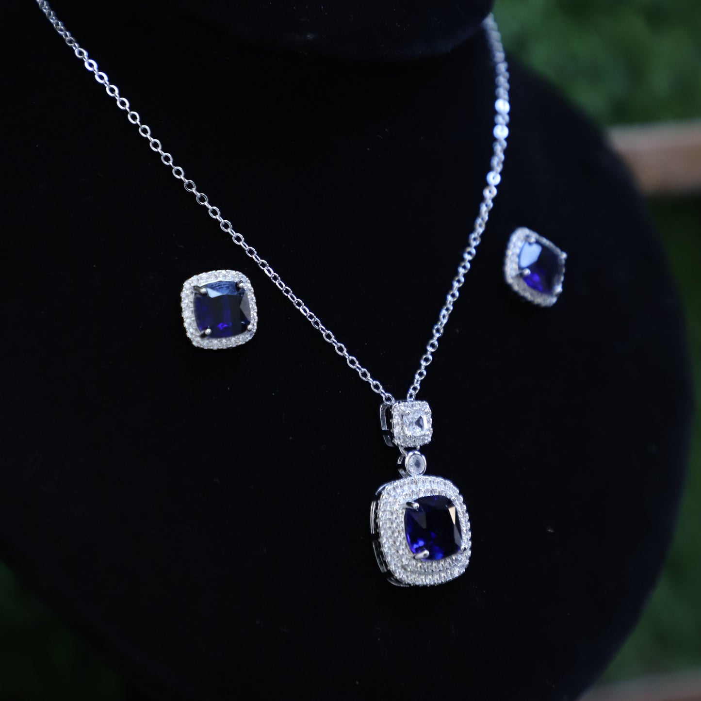 Elegant One-Carat Jewelry Set with Blue Gemstones😍