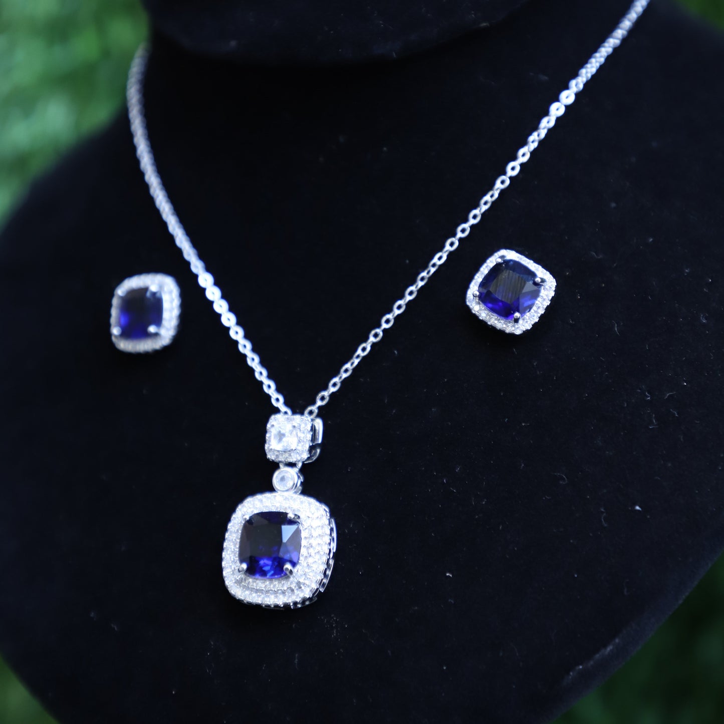 Elegant One-Carat Jewelry Set with Blue Gemstones😍