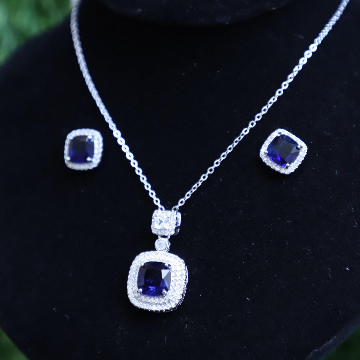 Elegant One-Carat Jewelry Set with Blue Gemstones😍