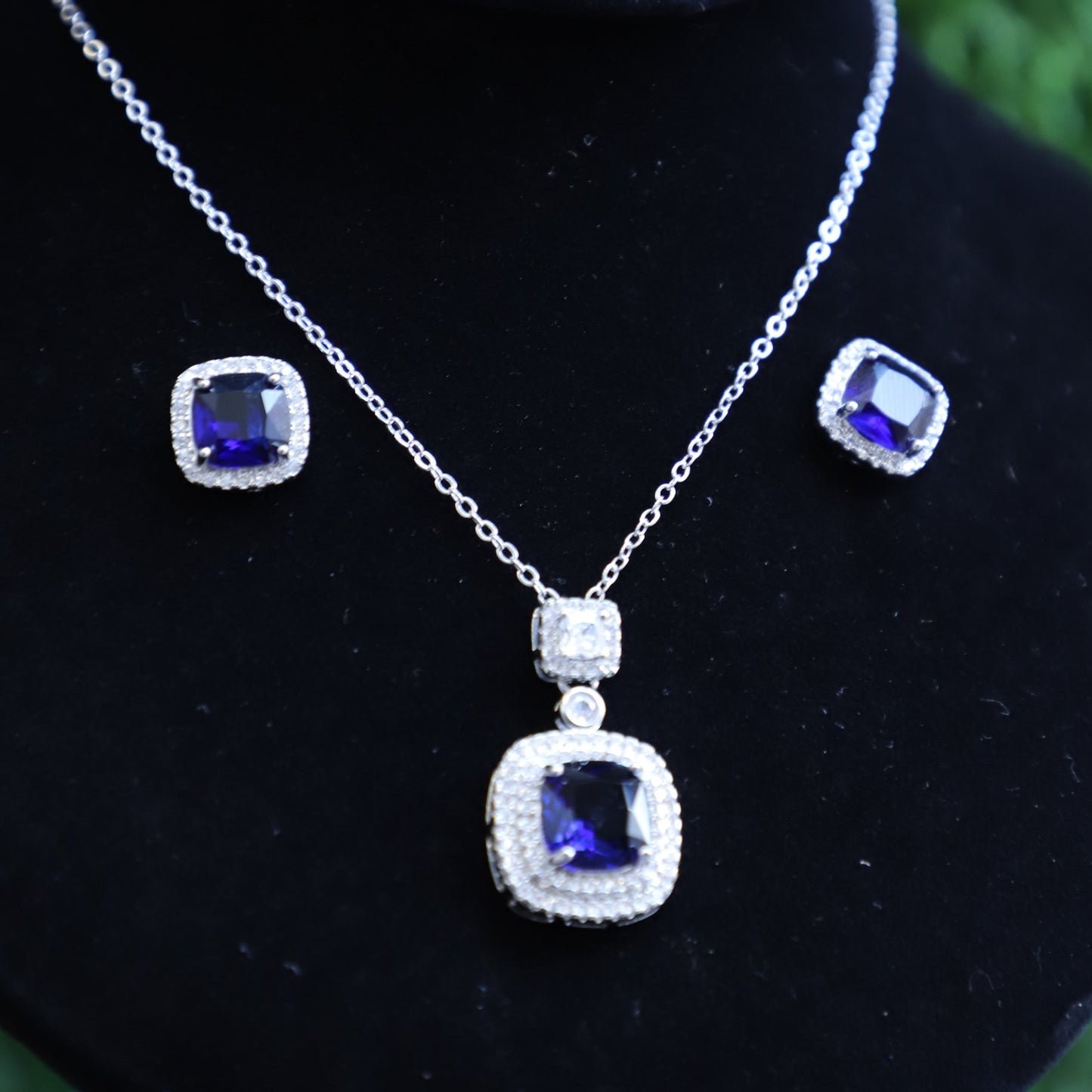 Elegant One-Carat Jewelry Set with Blue Gemstones😍