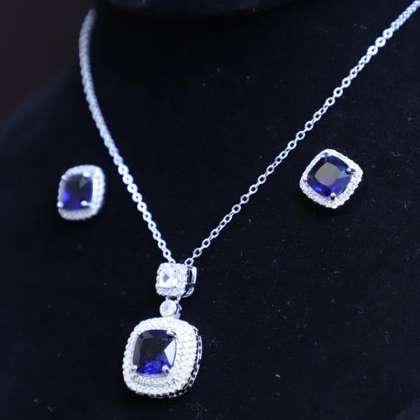 Elegant One-Carat Jewelry Set with Blue Gemstones😍